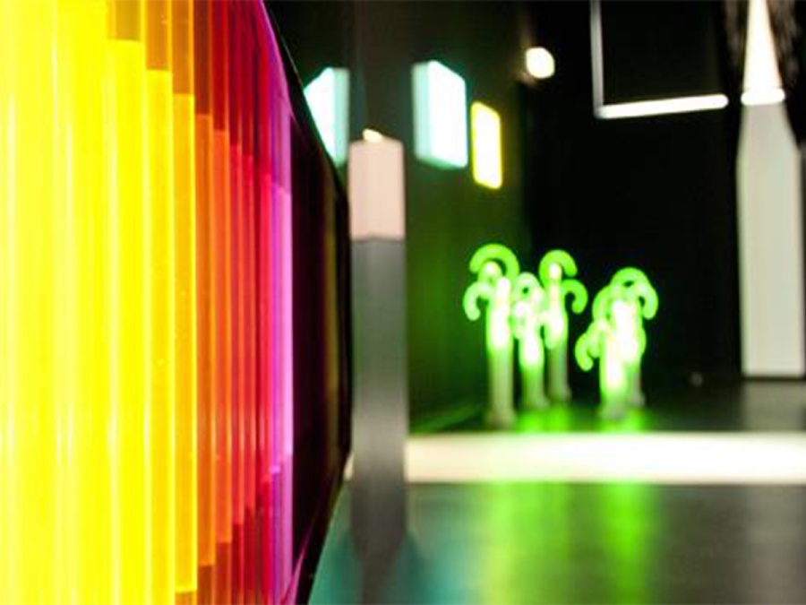 Čirá plexi tyč Plexiglas XT LED