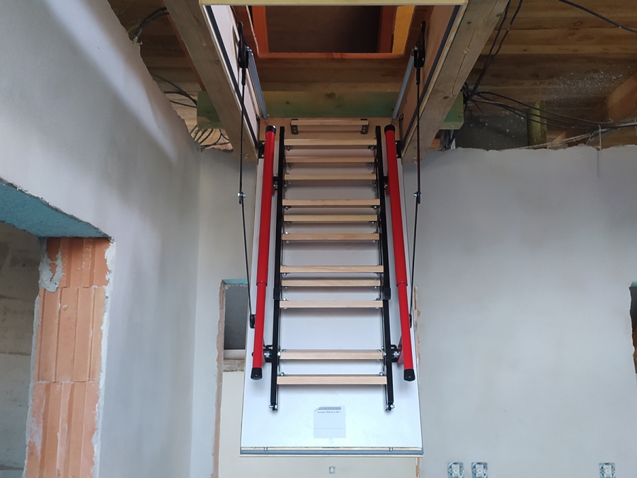 Padláslépcsők beépítése