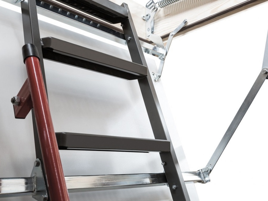 Podkrovné skladacie schody Fakro LMP